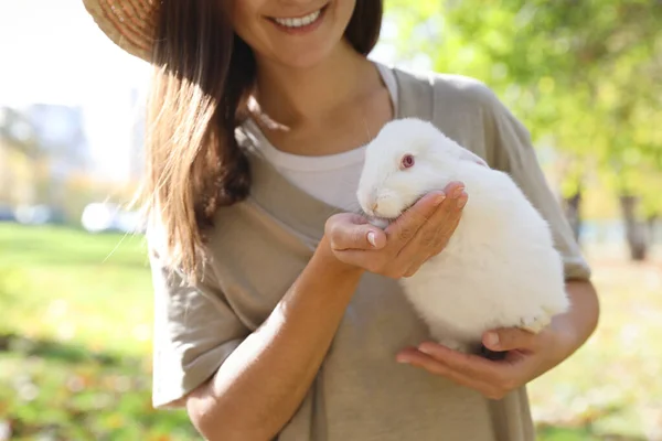 Mujer Feliz Sosteniendo Lindo Conejo Blanco Parque Primer Plano — Foto de Stock