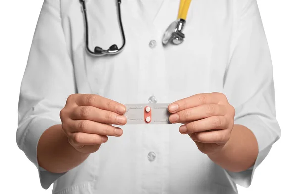 Médico Sosteniendo Ampolla Píldoras Anticonceptivas Emergencia Contra Fondo Blanco Centran —  Fotos de Stock