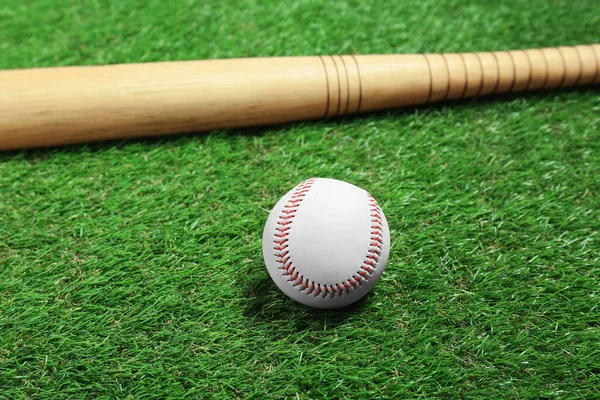 Dřevěná Baseballová Pálka Míček Zelené Trávě Sportovní Vybavení — Stock fotografie