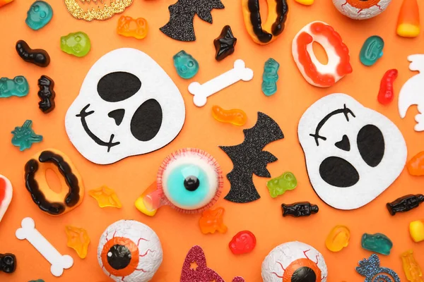Leckere Bonbons Und Halloween Dekorationen Auf Orangefarbenem Hintergrund Flache Lage — Stockfoto