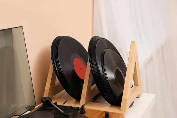 Vinylové Desky Přehrávač Bílém Dřevěném Stole Uvnitř — Stock fotografie