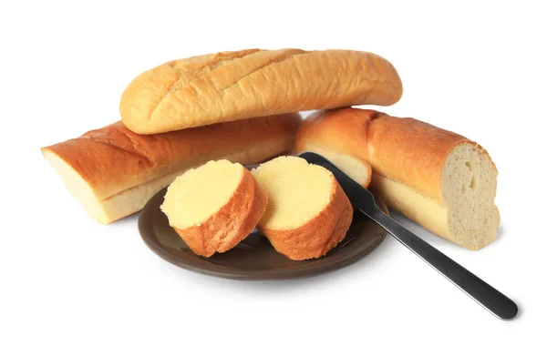 Cortar Baguetes Com Manteiga Fresca Sobre Fundo Branco — Fotografia de Stock