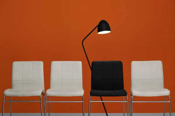 오렌지 근처에 의자와 램프가 수취인 종업원을 — 스톡 사진