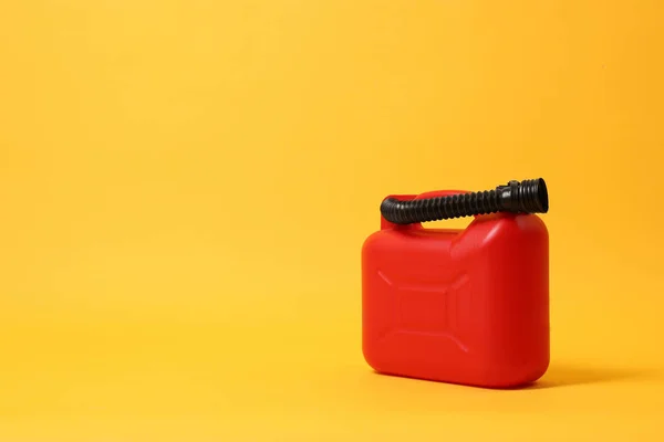 Κόκκινο Πλαστικό Δοχείο Σωλήνα Πορτοκαλί Φόντο Χώρος Για Κείμενο — Φωτογραφία Αρχείου