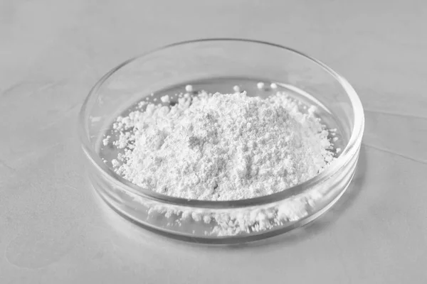 Petrischale Mit Calciumcarbonat Pulver Auf Grauem Tisch Nahaufnahme — Stockfoto