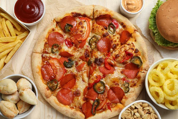 Pizza Onion Rings Και Άλλα Fast Food Ξύλινο Τραπέζι Επίπεδη — Φωτογραφία Αρχείου