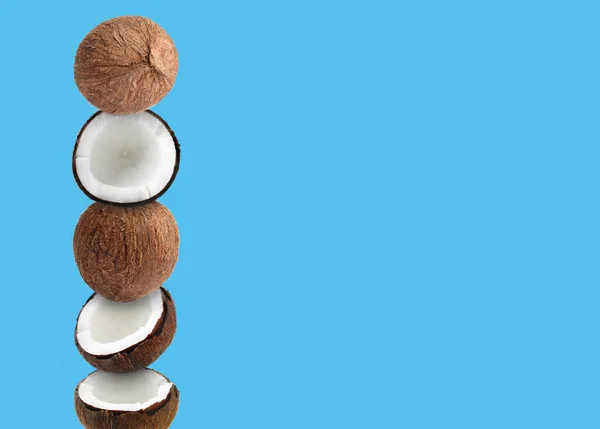 Stos Świeżych Kokosów Jasnoniebieskim Tle Miejsce Tekst — Zdjęcie stockowe