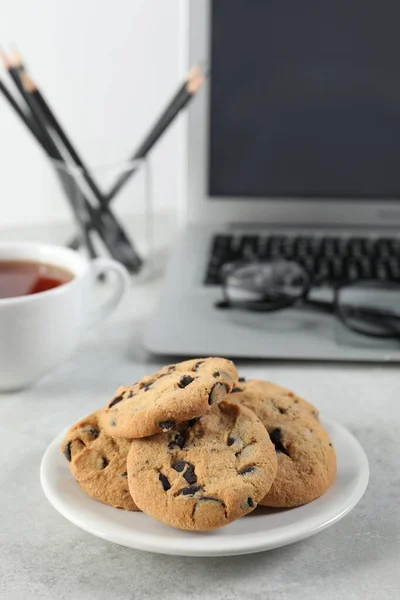 チョコレートチップクッキー 職場で薄い灰色のテーブルの上 — ストック写真