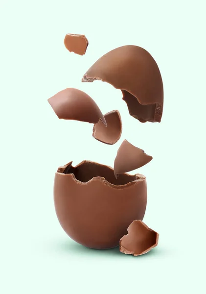 Exploded Milk Chocolate Egg Lichtblauwe Achtergrond — Stockfoto