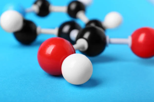 Açık Mavi Arkaplanda Vitamini Molekülü Yakın Plan Kimyasal Model — Stok fotoğraf