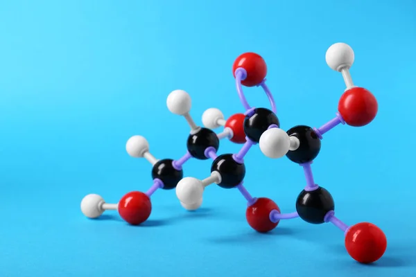 Açık Mavi Arka Planda Vitamini Molekülü Kimyasal Model — Stok fotoğraf