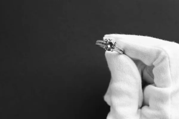 Κοσμηματοπώλης Κρατώντας Διαμαντένιο Δαχτυλίδι Σκούρο Γκρι Φόντο Κοντινό Πλάνο Χώρος — Φωτογραφία Αρχείου