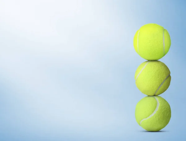 Стек Теннисных Мячей Светло Голубом Фоне Пространство Текста — стоковое фото