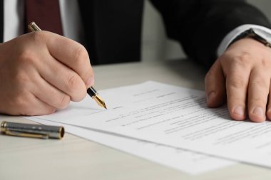 Tahta masada noter imzalı belge, yakın plan