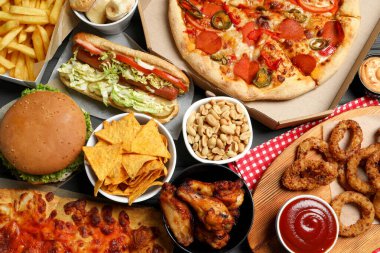 Pizza, cips ve arka plan olarak diğer fast food ürünleri.