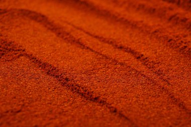 Arkaplan olarak kırmızı biber tozu, yakın çekim görünümü