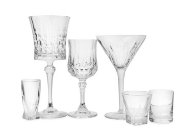 Beyaza izole edilmiş farklı zarif boş bardaklar.