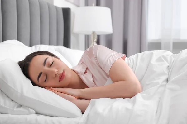 Beautiful Young Woman Sleeping Soft Bed Home — Stock Photo, Image