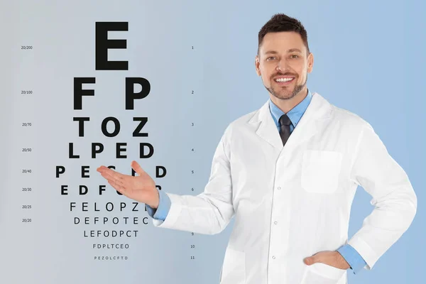 Teste Visão Oftalmologista Optometrista Apontando Para Gráfico Olho Fundo Gradiente — Fotografia de Stock