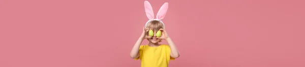 Criança Feliz Com Orelhas Coelho Segurando Ovos Páscoa Perto Olhos — Fotografia de Stock