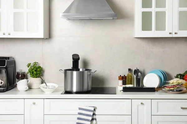 台所でそのような副調理器を持つポット 熱浸循環器 — ストック写真