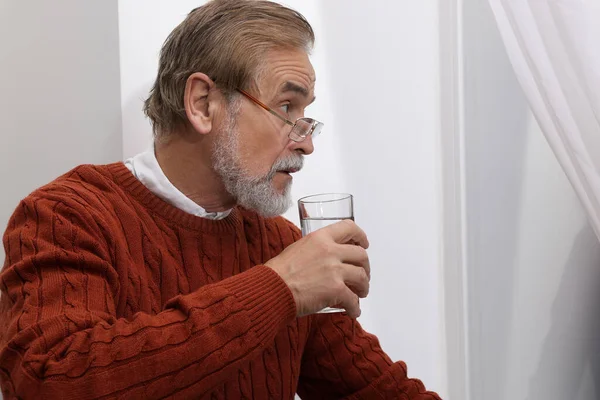 Upset Senior Man Glass Water Home Loneliness Concept — Stock Photo, Image