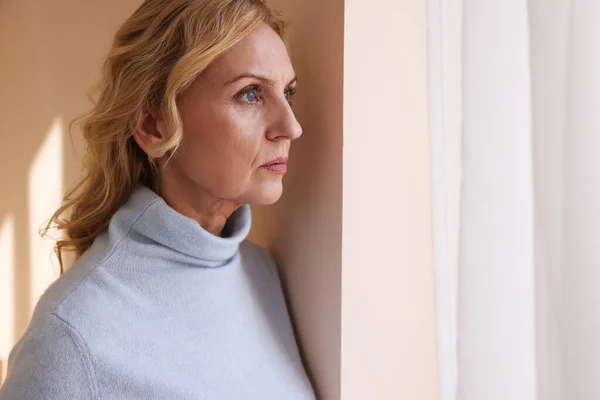 Zdenerwowana Kobieta Średnim Wieku Pobliżu Okna Domu Pojęcie Samotności — Zdjęcie stockowe