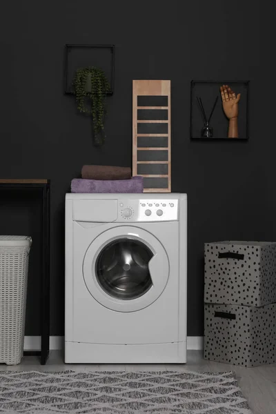 Ruang Cuci Bergaya Dengan Mesin Cuci Desain Interior — Stok Foto