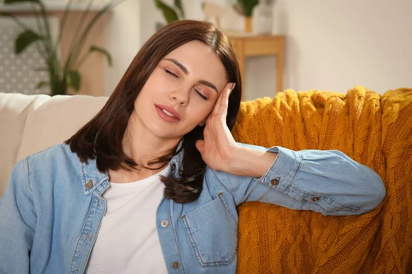 Junge Frau Leidet Unter Kopfschmerzen Haus Hormonelle Störungen — Stockfoto