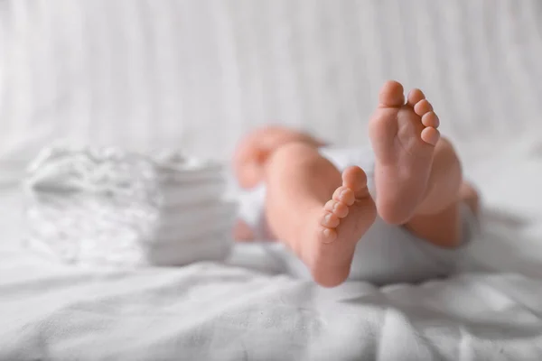Μωρό Ξαπλωμένο Στο Κρεβάτι Συγκεντρώσου Στα Πόδια — Φωτογραφία Αρχείου