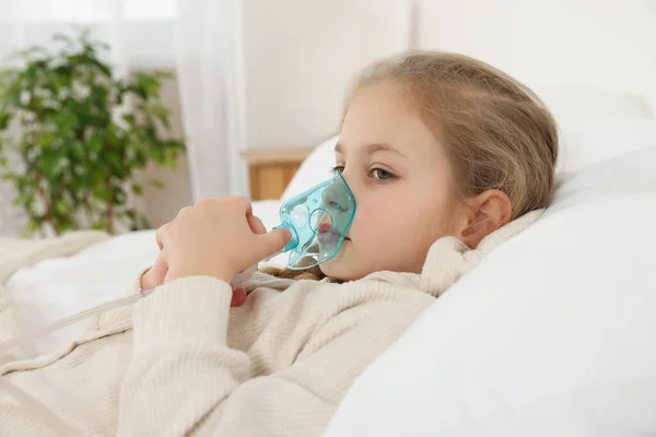Menina Usando Nebulizador Para Inalação Quarto — Fotografia de Stock