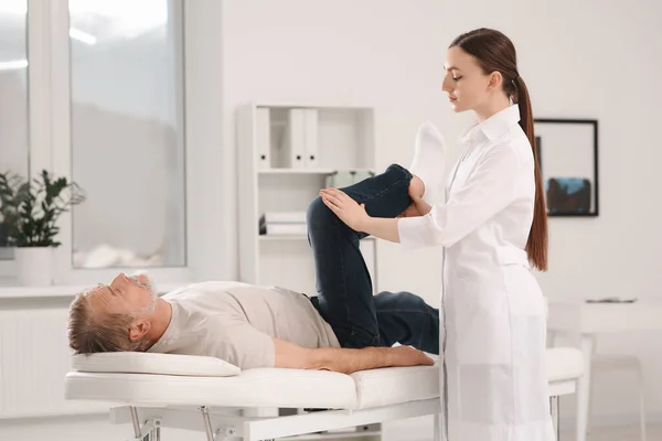 Professionele Orthopeed Die Het Been Van Patiënt Onderzoekt Kliniek — Stockfoto