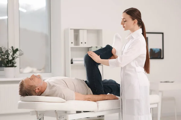 Professionell Ortoped Undersöker Patientens Ben Kliniken — Stockfoto