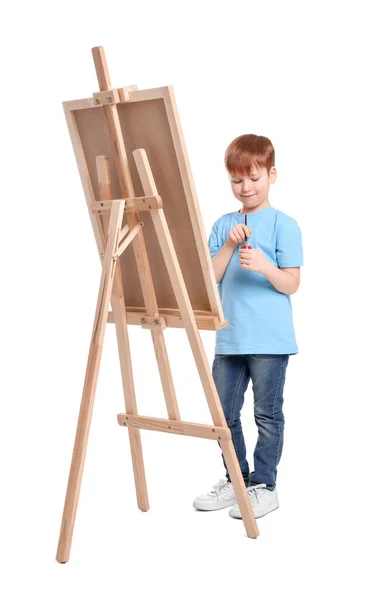Маленький Мальчик Рисует Белом Фоне Использование Мольберта Холста — стоковое фото