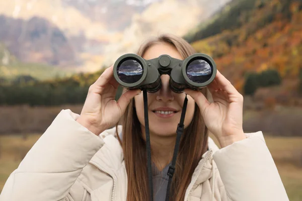 Mulher Olhando Através Binóculos Belas Montanhas Close — Fotografia de Stock