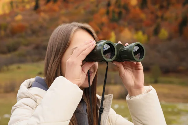 Mujer Mirando Través Prismáticos Hermosas Montañas Primer Plano —  Fotos de Stock