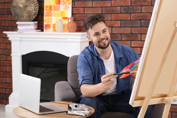 幸せな男は自宅でラップトップ上のオンラインコースで描くことを学ぶ 趣味の時間 — ストック写真