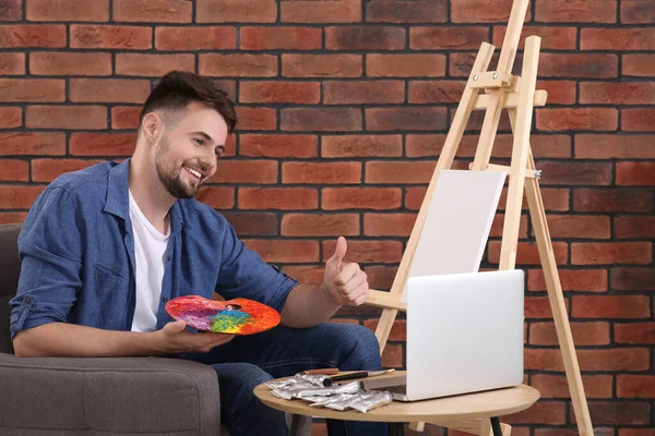 Szczęśliwy Człowiek Uczy Się Rysować Laptopie Domu Czas Hobby — Zdjęcie stockowe
