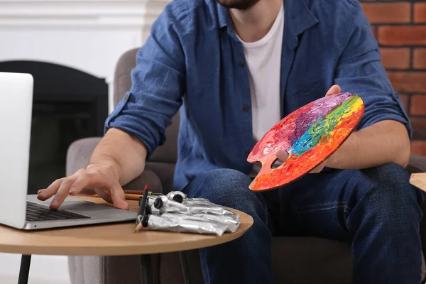 Człowiek Uczy Się Rysować Laptopie Domu Zbliżenie Czas Hobby — Zdjęcie stockowe