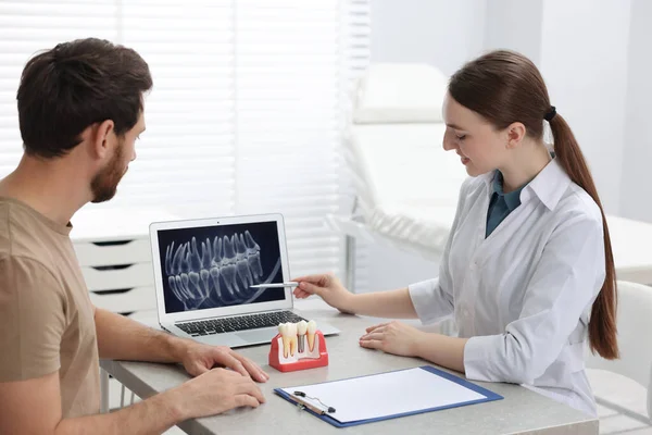 Γιατρός Ακτινογραφία Ασθενούς Και Εκπαιδευτικό Μοντέλο Οδοντικού Εμφυτεύματος Στην Κλινική — Φωτογραφία Αρχείου