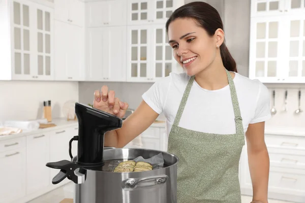 Žena Používající Oběhový Čerpadlo Kuchyni Sous Vide Cooking — Stock fotografie