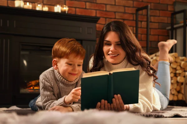 Šťastná Matka Syn Čtení Společně Podlaze Krbu Doma — Stock fotografie