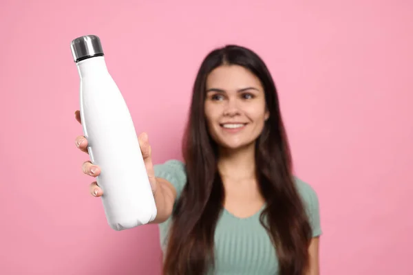 Junge Frau Mit Thermoflasche Vor Rosa Hintergrund Fokus Auf Der — Stockfoto