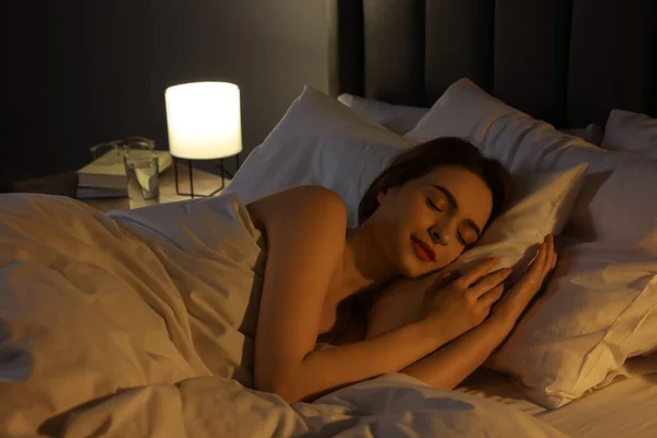 Piękna Młoda Kobieta Śpiąca Nocy Łóżku — Zdjęcie stockowe