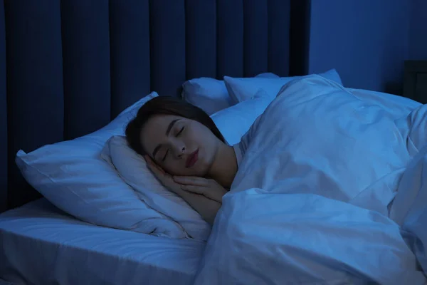 Όμορφη Νεαρή Γυναίκα Κοιμάται Στο Κρεβάτι Νύχτα — Φωτογραφία Αρχείου