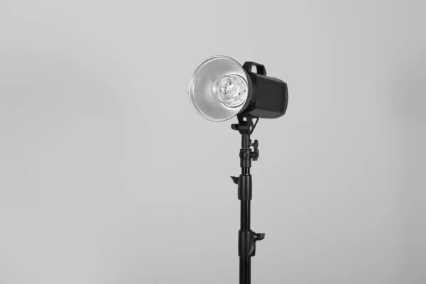 Lampe Poche Avec Réflecteur Sur Fond Gris Espace Pour Texte — Photo