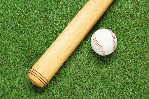 Wooden Baseball Bat Ball Green Grass Flat Lay Sports Equipment — Stock Photo, Image