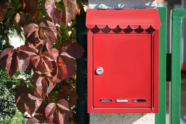 Красный Металлический Почтовый Ящик Каменной Колонне Ворот Улице — стоковое фото
