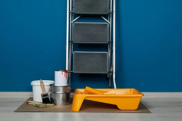 Escada Dobrável Metálica Ferramentas Pintura Perto Parede Azul Dentro Casa — Fotografia de Stock