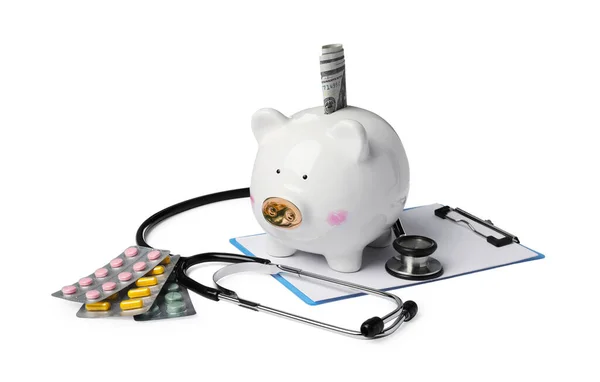 带着钱 听诊器 剪贴板和白色背景的药丸的猪银行 医药保险 — 图库照片